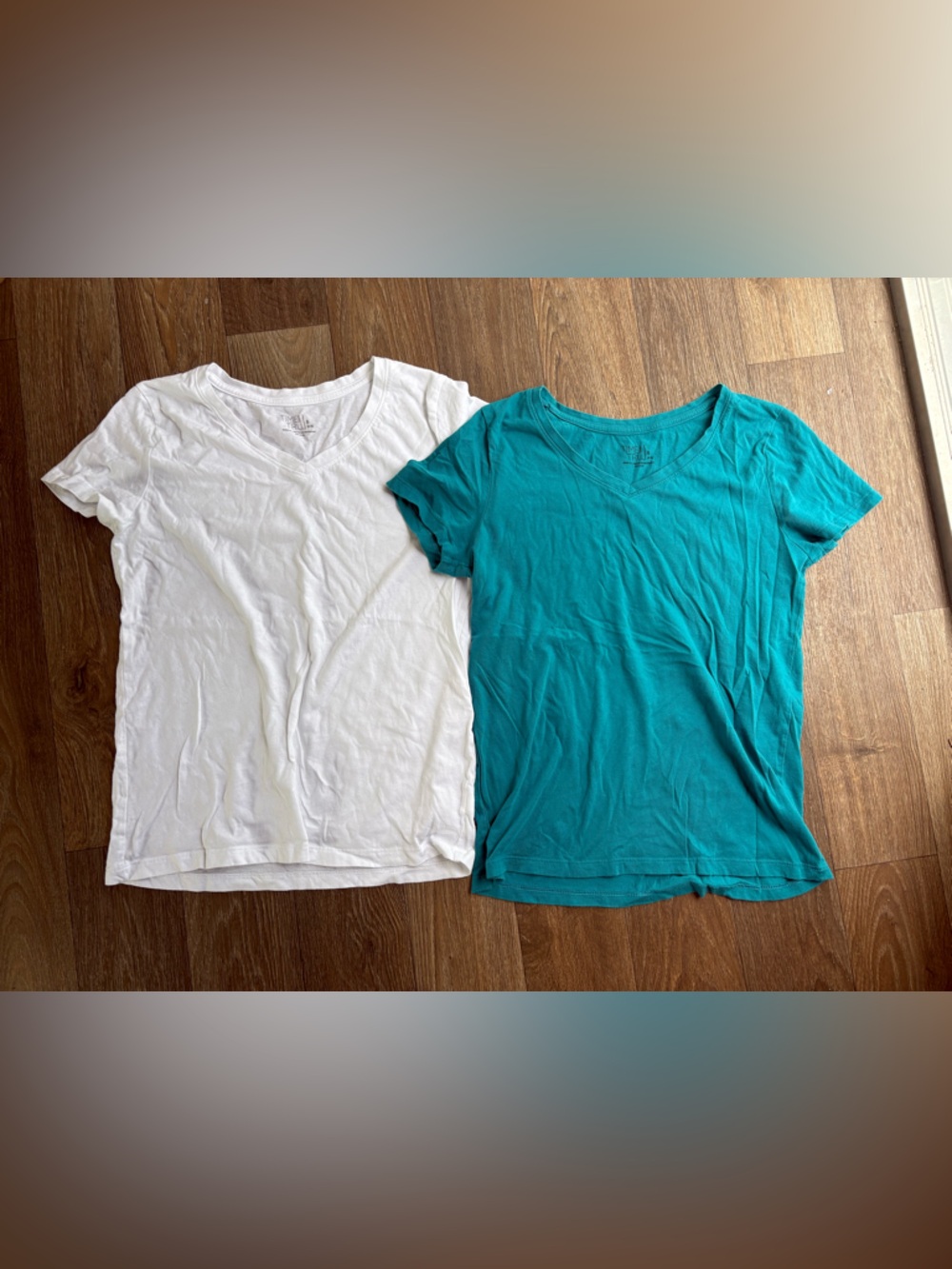 Time and Tru Women's White and Teal V-Neck Short Sleeve Tops